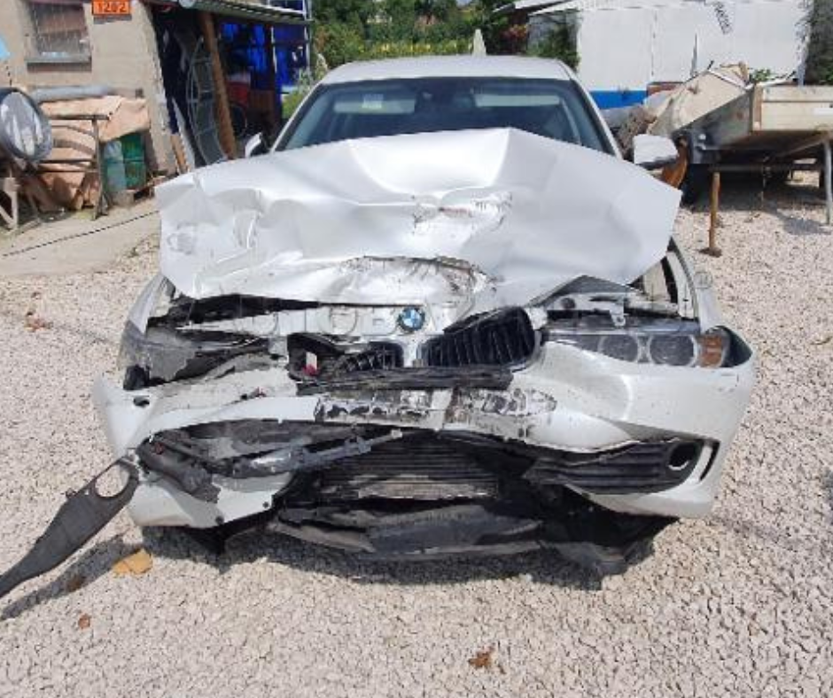 Pohledné BMW řady 3 po drsné havárii. Za plnou cenu a s úsměvem.